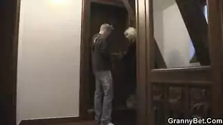 شؤون عائلية ناضجة: مثلية ثلاثية مع العمة والجدة الحارتين