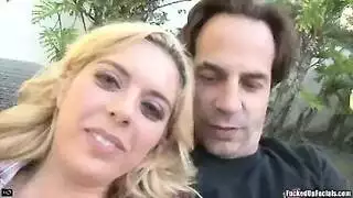 شقراء ساخنة تمص بشدة وتُملأ حتى النهاية