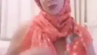 فتاة محجبة مثيرة بصدر مثالي في مكالمة فيديو صريحة