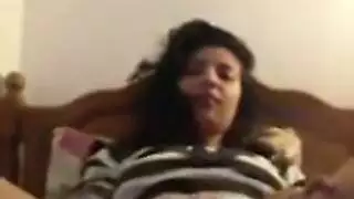 مطلقة هيجانة تلعب في كسها وتضرب سبعة ونص