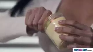 عرقي كبير الثدي شارع