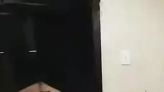 جنس في الشقة: فتاة جاثية تبلع قضيبًا محلوقًا بعمق