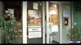 شقراء مدهشة برداء وردي تمص بلعق وتتلقى قذفتين ساخنتين