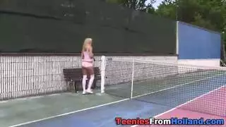 تأشير سحاقي للمراهقات: الشقراء تتفردش لملامسة صديقتها الخبيرة