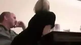 تحب زب ابوها و تجلس في حجره و هو مع العائلة