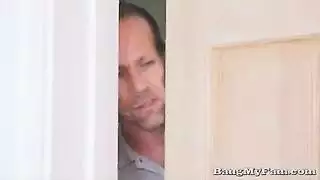 امرأة ناضجة شقية تحصل على نكاح شرجي قاس من ابن زوجها