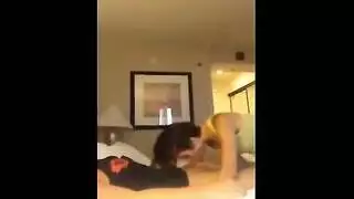 طالبة جامعية ممتلئة الجسم تدعو فحلًا إلى منزلها لماراثون مص وجنس