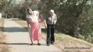 شقراء ساخنة تمارس الجنس مع شابين على التوالي ثلاثي صريح