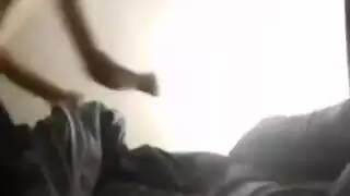 فتاة ساخنة تدخن تتعرى بعد خلع الفستان الجلدي الضيق