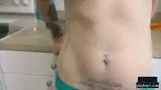 هاوية شابة تمص وتنكح: الصديقة المراهقة تأخذ الحمولة