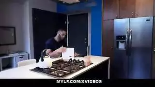 الجدة الحيحانة تغري زوج ابنتها بنيك مترجمة