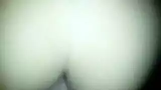 فتاة صغيرة في فستان متدفق تتعرض لنكاح مهبلها بقوة