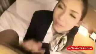 خيال المكتب: فتاة صغيرة تُهيمن عليها رجال ناضجون