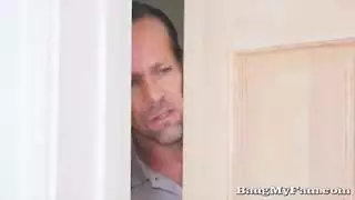 لقاء حمامي مثيرة: الابن متنكراً يملأ أمه