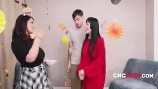 صغيرة مع كبيرة