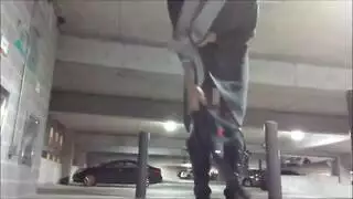 جلسة سرية لمص قضيب في المرآب – رجل متحصل على خدمة