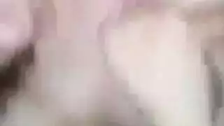 عاهرة مثيرة وزوجتها المفلسة تستمتع بثلاثية ساخنة مع جار وسيم