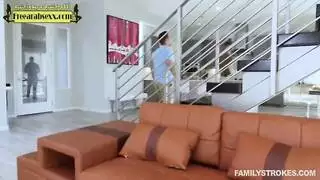 زوجة الأب لا تستطيع الاختيار: تأخذ القضيب من الأب والابن