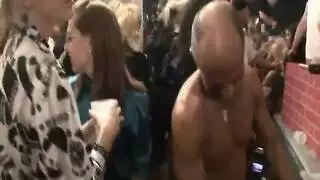 فانتازيا نيك جماعي: تستقبل عدة حمولات في كسها الضيق