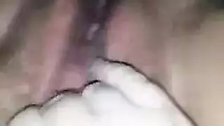 خلعت الزوجة الحامل فستانها الأحمر ونزلت وقذرة مع رجل أسود مقرن