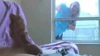 عاهرة مراهقة شقراء ذات أثداء ضخمة تتعرض للجماع الجماعي