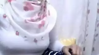 امرأة محجبة ساخنة ذات ثدي كبير تدلك فرجها حتى تبلغ بصوت عال