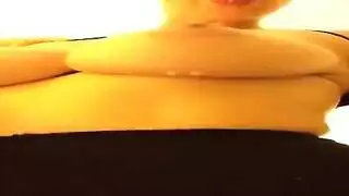 حديث جنسي قذر ولعب بالثدي في جلسة كاميرا صريحة