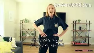 تدريب زوجة الأب الضابطة الإباحي: استبدال يده بفرجها