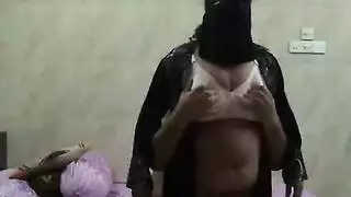 زوجة مسلمة ممتلئة تخدع زوجها وتتلقى قضيب عشيقها في كل فتحة