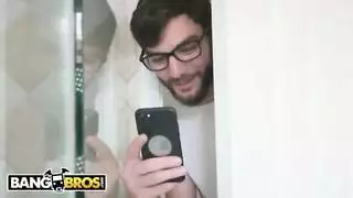 جلسة استمناء الأم الجذابة تتحول إلى وَطْء شرجي ومهبلي مكثف