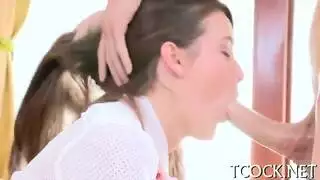 فرس ناضج يدخل مهبل المراهقة الضيق ويحصل على فعل حلق عميق