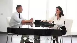 سمراوتان مثارتان أنيسة كيت وصديقتها تمارسان الجنس بقوة في حمام زلق مبلل