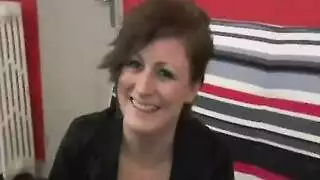 متمردة بكعب عال تركض على قضيب وحش مقرون للمتعة