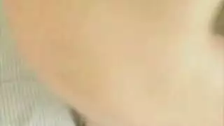 شقراء مراهقة ذات أثداء كبيرة تمتلئ مؤخرتها بالكريمة وتتعرض لعنف جماعي