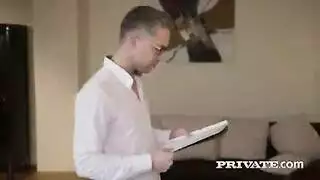 أثداء ضخمة وعنف بعصا القير في فرجها