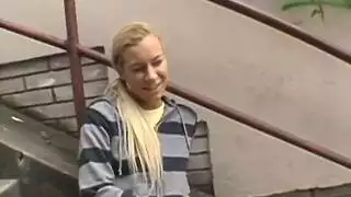 شريط جنسي قوي لمراهقة مفلسة: إصبع في الدبر ونكاح خشن