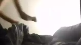 الفتاة الشقراء المثيرة تخلع الفستان الأحمر من أجل مشهد جنس عرقي إباحي