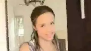 فتاة عقارات تُنكح في مؤخرتها في القبو الفارغ