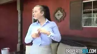 وكيل عقارات يمارس الجنس بقوة مع العملاء أثناء عرض العقارات