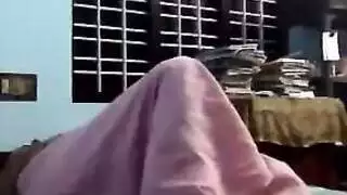 امرأة خبيرة تُجرد بالكامل وتُستغل في مشهد إباحي صريح