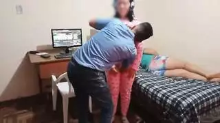 ممارسة جنس محفوفة بالمخاطر: زوجتي تأخذ قضيبًا كبيرًا أثناء اللعب تكاد تُكتشف