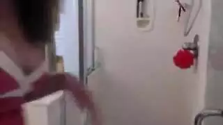 اخت تخلع ملابسها لاخوها النائم