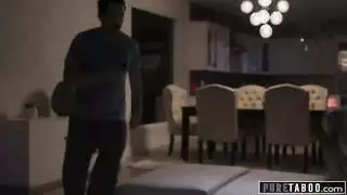 أنجيلا وايت تفرك كسها وهي تشاهد زوجين يمارسان الجنس ثم تنضم إليهم في ثنائي جنسي قاسٍ