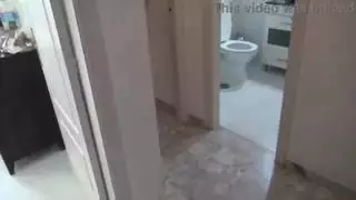 تم تكليف الخادمة ذات الفرج المشعر بتنظيف قضيب رئيسها العاري المنتصب