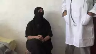 أم عربية مصدومة بينما يمنحها الطبيب قضيبًا عميقًا