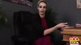 فتاة مذهلة بملابس العمل تركع على ركبتيها لمشهد مص قضيب إكس إكس إكس