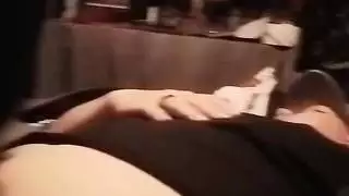 زوجان أبيضان هاويان: هي تبتلع عمود قضيبه بتقنية مثالية