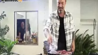 زوجة مثيرة تمارس الجنس مع صديق الزوج بينما يشاهد أفلام الدياثة