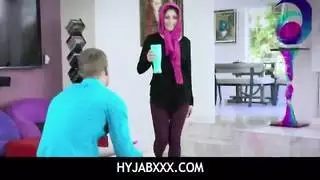 مراهقة عربية تتعرض للجماع الشرجي بقوة من خطيبها