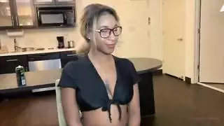 أستاذ إباحي وعاهرات طلابه المستعدات